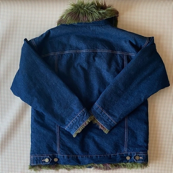 BDG Urban Outfitters Denim trucker w/ faux fur. Size
Medium/ Large - Picture 4 of 15